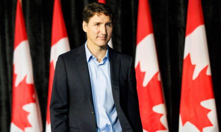 Joe Biden inspire Justin Trudeau, mais pas au point de céder lui aussi sa place