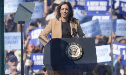 Harris et Trump au coude-à-coude dans les sondages