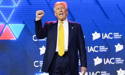Propos antisémites d’un allié | Donald Trump promet d’être le « meilleur ami » des Juifs américains