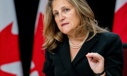 Mesures d’aide aux aînés | Des discussions « fructueuses » avec le Bloc et le NPD, dit Chrystia Freeland