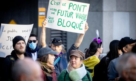 Une manifestation de soutien aux militants du pont Jacques-Cartier