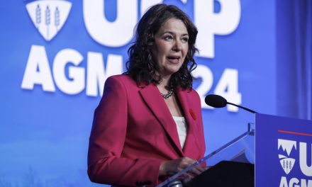 La première ministre de l’Alberta obtient 91 % des voix lors de l’examen de son parti