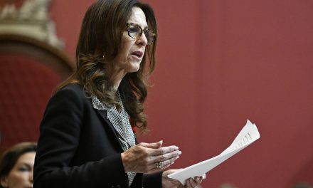 Québec doit réviser les formations en violence conjugale, insiste une députée