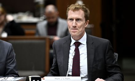 Système fédéral d’immigration | « Nous aurions pu mieux réagir dans certains dossiers », reconnaît Marc Miller