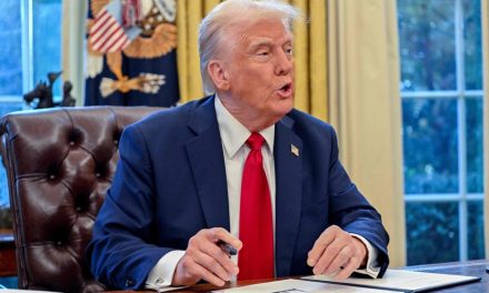 Trump imposera des tarifs douaniers au Canada dès samedi