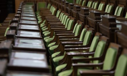 Décryptage | Rappeler le Parlement pour répondre aux tarifs douaniers, un pari risqué