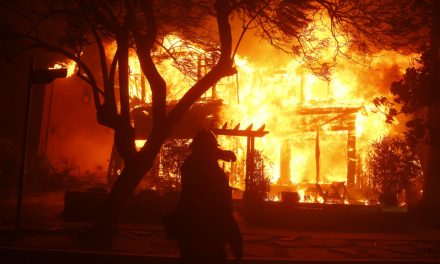 Violent incendie près de Los Angeles | Des milliers d’évacuations et une « nuit difficile » en perspective