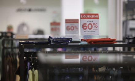 Liquidations chez La Baie | Des clients à la recherche des soldes