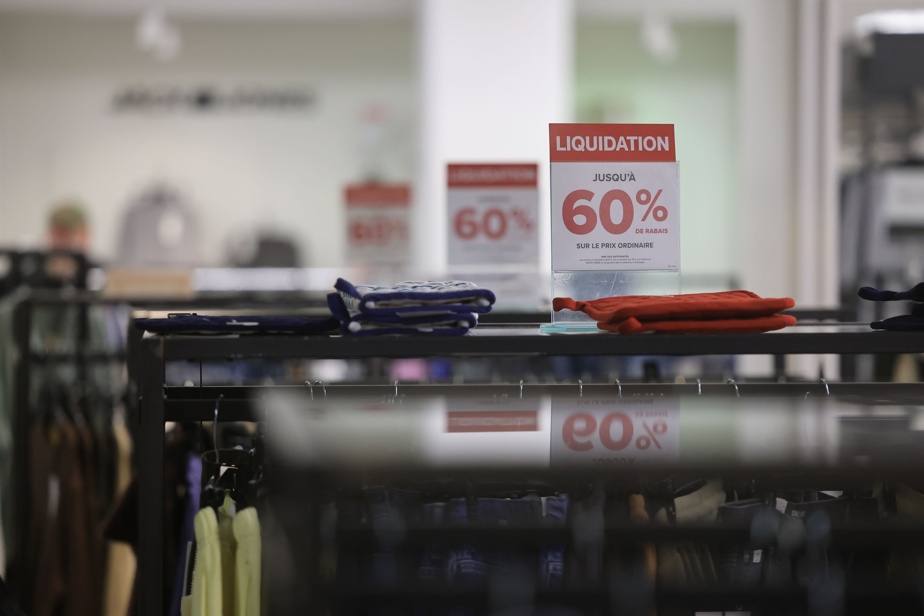 Liquidations chez La Baie | Des clients à la recherche des soldes