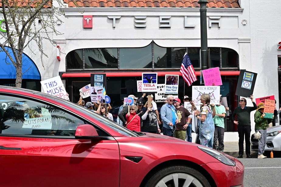 Des centaines de manifestants contre Elon Musk devant des magasins Tesla
