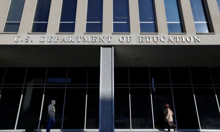 Le département de l’Éducation licencie près de la moitié de son personnel