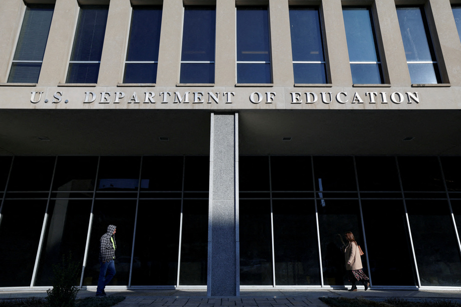 Le département de l’Éducation licencie près de la moitié de son personnel