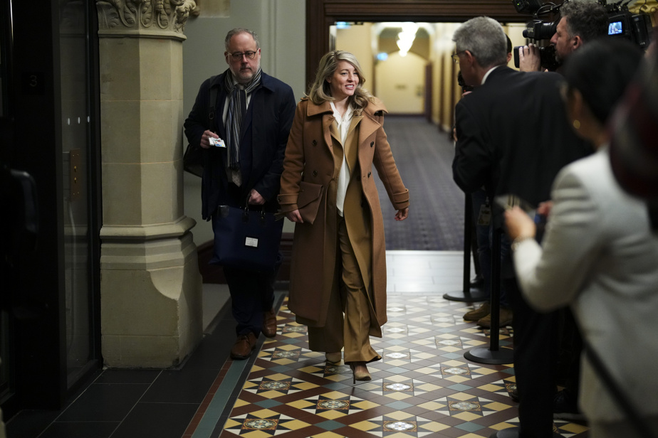 | Des manifestants devant le bureau de Mélanie Joly