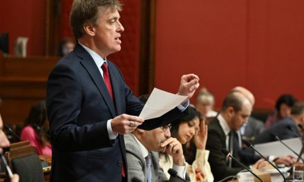 | Legault doit obtenir une deuxième rencontre avec Carney, affirme le PLQ