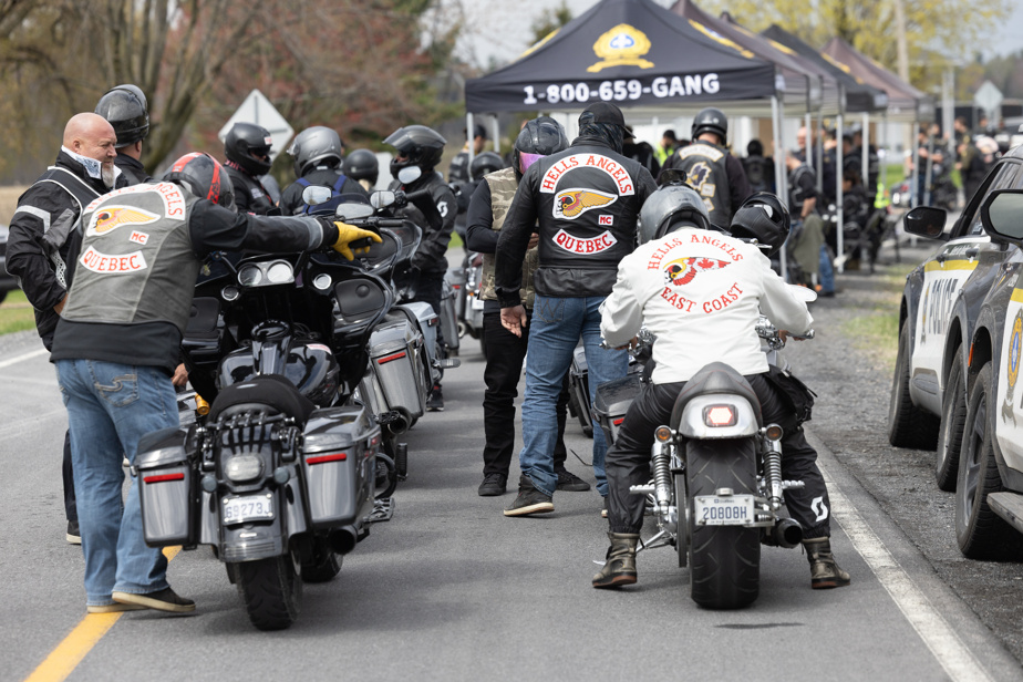 Première randonnée en moto de la saison | Motards et policiers jouent au chat et à la souris