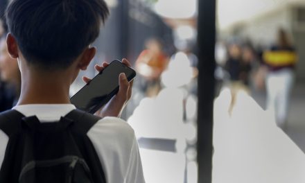 Interdiction des téléphones dans les écoles | « Les jeunes, on fait la grève ! »