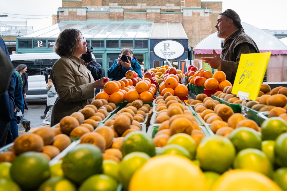 Marché Jean-Talon | Des élus du Vermont posent un geste symbolique en achetant des produits québécois
