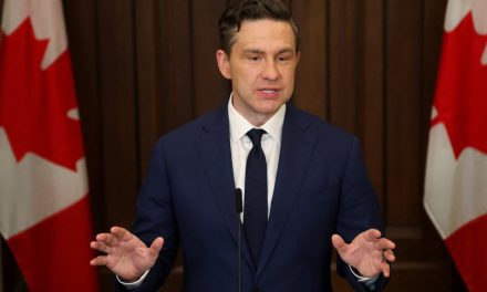 Absence de budget fédéral | Pierre Poilievre critique les libéraux et offre sa collaboration