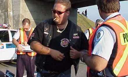 Un Hells Angels perd 12 000 $ non déclarés à l’aéroport