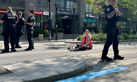 Plateau Mont-Royal | Des militants environnementalistes bloquent la rue Saint-Denis