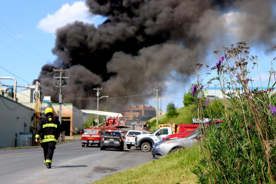 Terrain de l’usine Royal Mat | Important incendie dans un îlot de pneus usagés à Beauceville