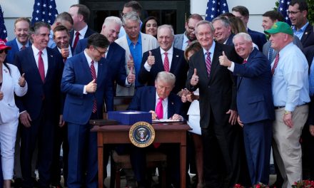 Trump signe sa loi budgétaire à la Maison-Blanche pour la fête nationale