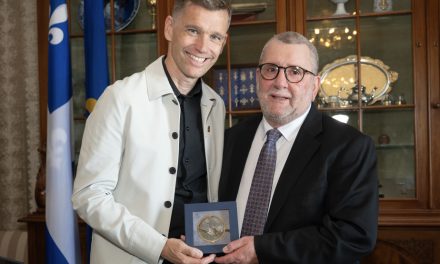 Régis Labeaume reçoit une médaille et sert un camouflet à la CAQ