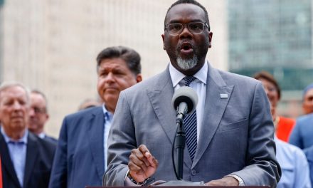 Déploiement d'agents fédéraux | Le maire de Chicago défie le plan de Trump pour réprimer l’immigration