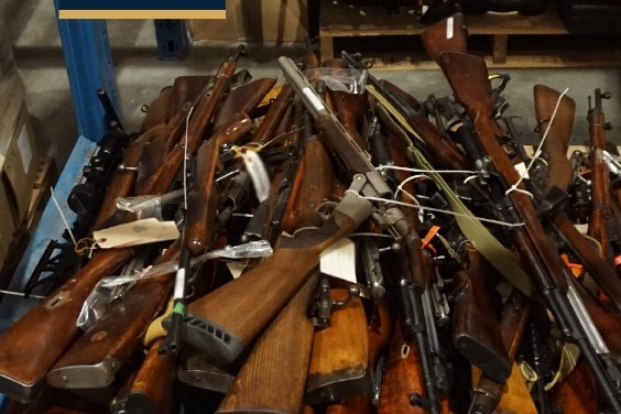 Perquisition en Montérégie | Près de 200 armes à feu et 200 000 $ saisis dans une résidence