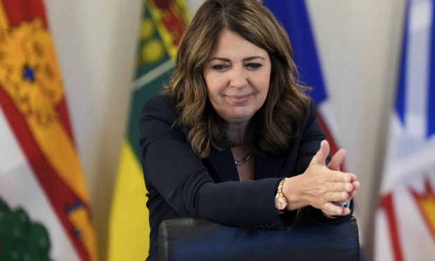 Vaccin contre la COVID-19 | Danielle Smith défend les nouveaux frais d’administration