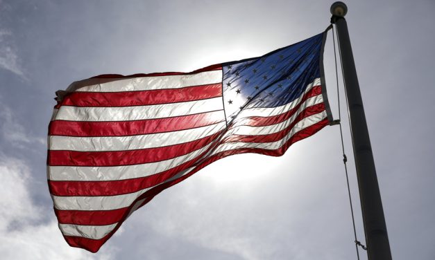 Nouveau décret | Trump interdit de brûler le drapeau américain