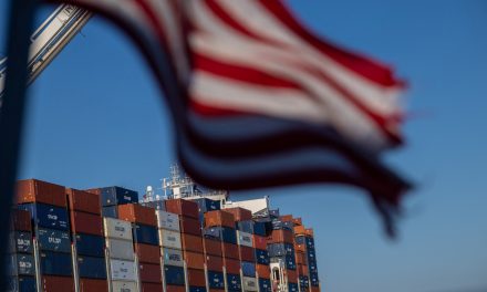 « Des milliards de dollars de droits de douane » affluent aux É.-U., se félicite Trump