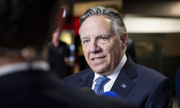 Remue-méninges chez la CAQ | Le prix de l’essence, les syndicats et les demandeurs d’asile dans la mire de Legault