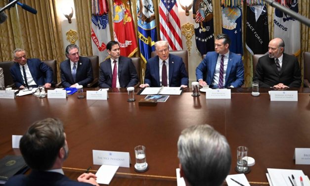Rencontre du cabinet Trump | Trois heures de louanges et flatteries