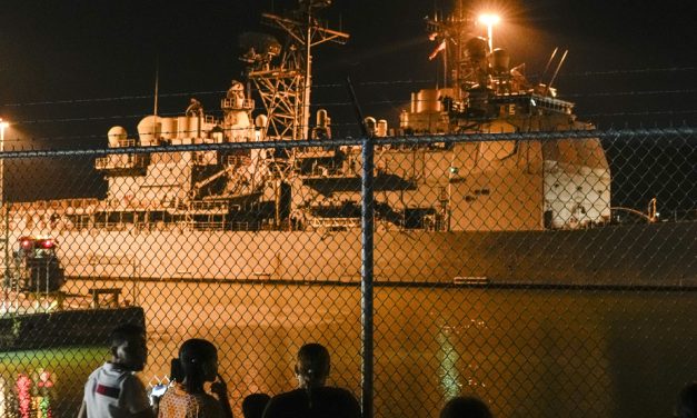 Tensions entre les États-Unis et le Venezuela | Un croiseur américain entre dans le canal de Panama