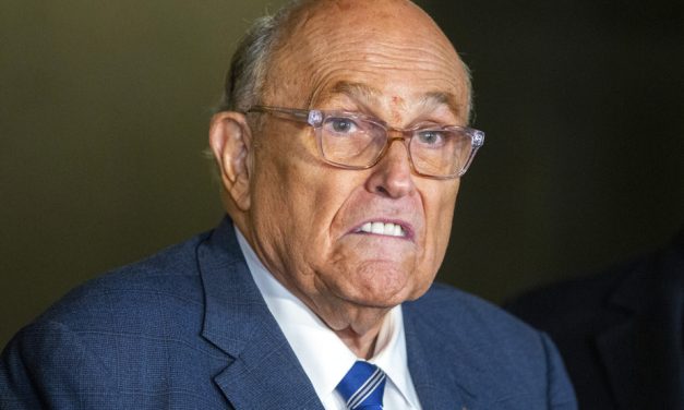 Donald Trump décore l’ancien maire de New York Rudy Giuliani