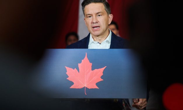 Pierre Poilievre attaque le « grand show de boucane » de Mark Carney
