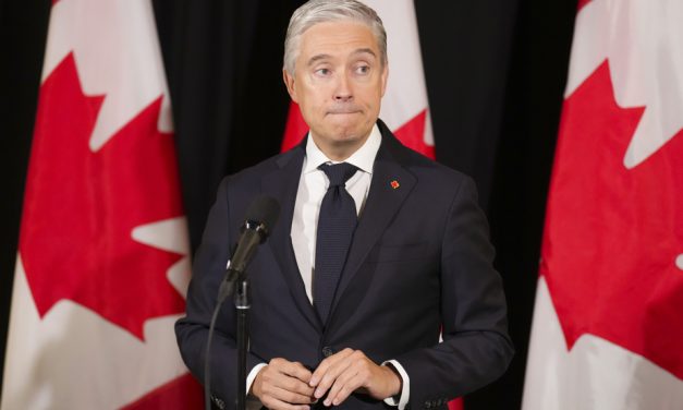 Ottawa doit se serrer la ceinture comme le font déjà les Canadiens, dit Champagne