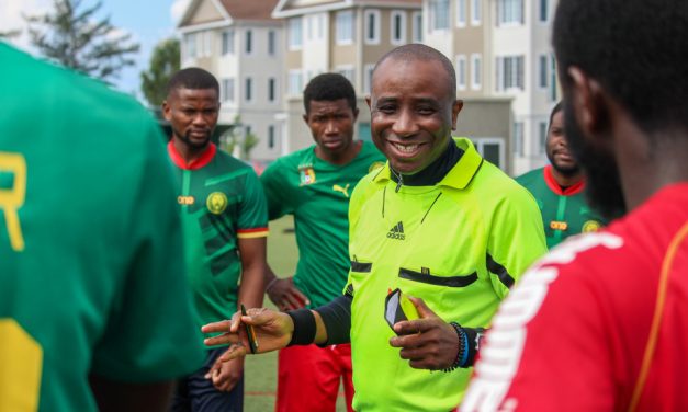 La Presse à Sept-Îles | De la soutane au maillot d’arbitre