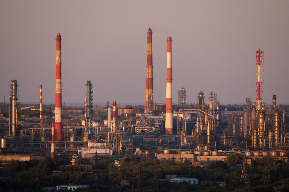 L’Ukraine frappe un des plus grands complexes de raffinage de pétrole de Russie