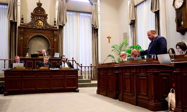 Hôtel de ville de Québec | Un comité recommande le retrait du crucifix