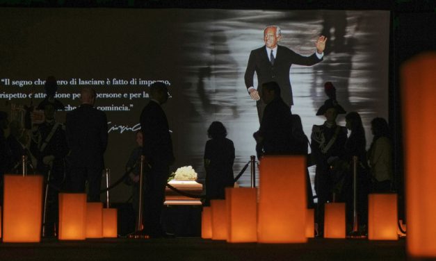Giorgio Armani 1934-2025 | À Milan, des milliers de personnes rendent hommage au « roi » Armani