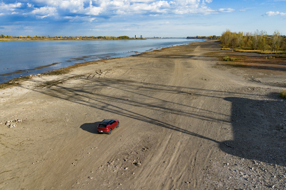 Niveau d’eau particulièrement bas | Des voitures roulent dans le lit du Saint-Laurent à Boucherville