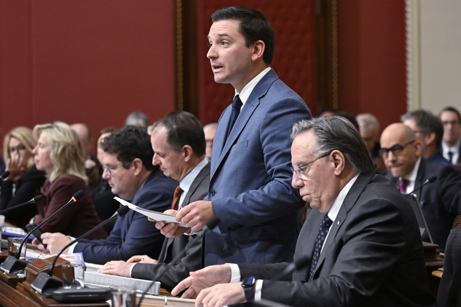 Constitution du Québec | L'opposition vote contre le dépôt du projet