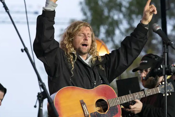 Concert d’un chanteur MAGA annulé | La Ville de Québec poursuivie