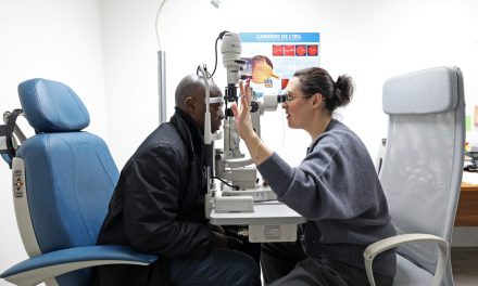 « Envoyez-les-moi tous ! » | Une clinique d’ophtalmologie soigne des délaissés du système