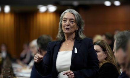 Lettre ouverte | Guilbeault peut rester au caucus libéral, dit Dabrusin