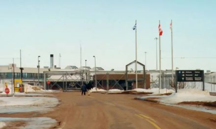 Pénitencier de Port-Cartier | L’assassin de Romane Bonnier poignarde un agent correctionnel