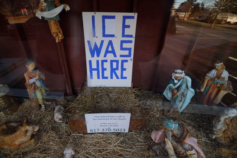 Crèche à thème politique | Marie, Joseph et l’Enfant Jésus sauvés de l’ICE