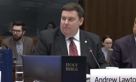 Exception religieuse pour les discours haineux | Des élus conservateurs en comité avec la Bible